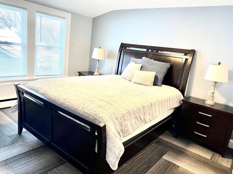 Queen Size Tempurpedic Bed - 1719 Post Ave