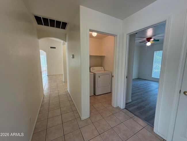 Building Photo - 505 W Sereno Dr
