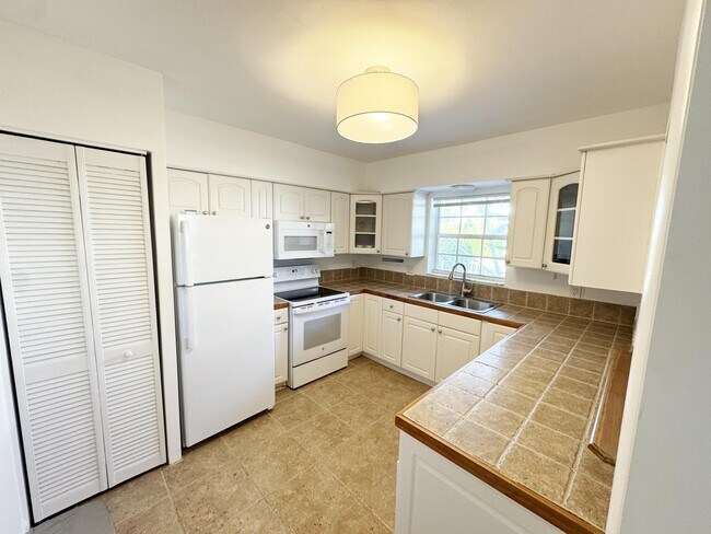 Building Photo - 234 Oleander Ave