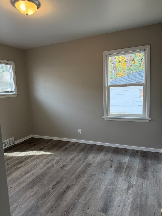 Building Photo - Duplex for Rent