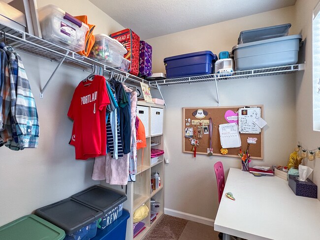 Building Photo - Great 3 Bedroom 2.5 Bathroom Townhouse End Unit!  2 Car Garage  + Washer & Dryer! Near Nike, Inte...