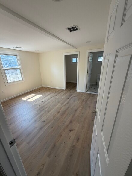 Building Photo - 585 McChesney St