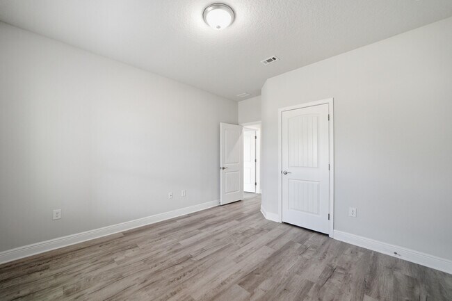 Building Photo - 664 Alleyoak Ln