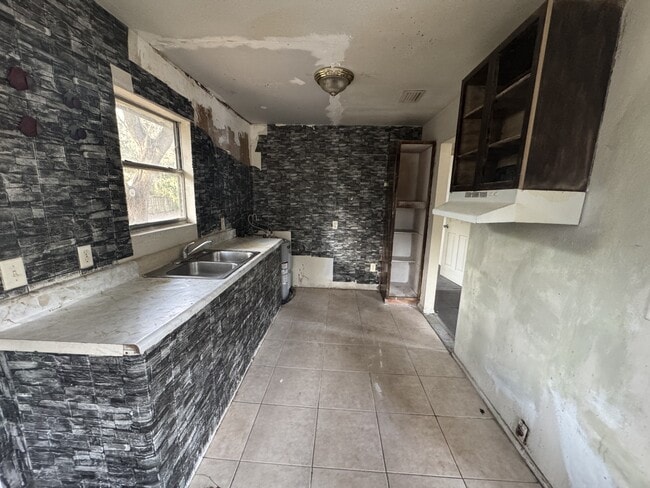 Building Photo - 413 Orange St