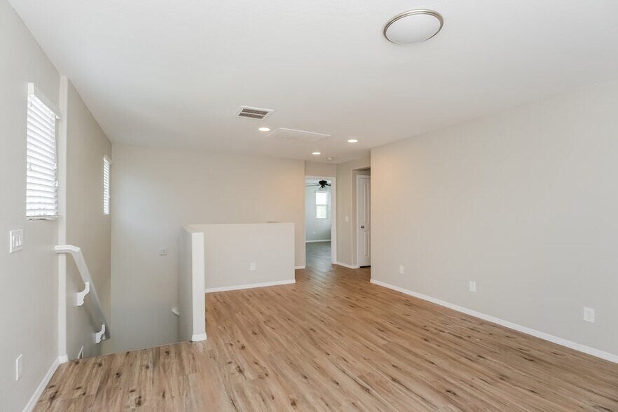 Building Photo - 825 S Swallow Ln