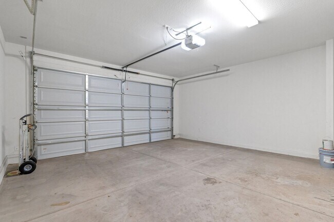 Building Photo - Immaculate & Move-In Ready – Upscale 3BR/2...