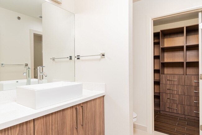 Building Photo - Beautiful 3 Bedroom Townhome in McAllen