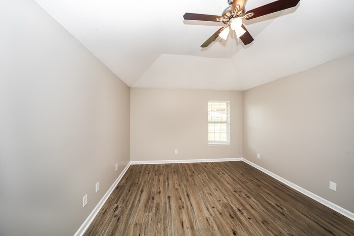 Building Photo - 4188 Ravenwood Dr N