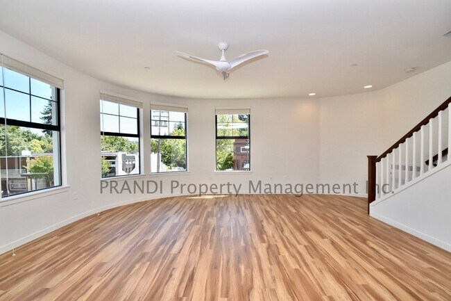 Building Photo - Spectacular 1 Bedroom Townhouse Apartment
