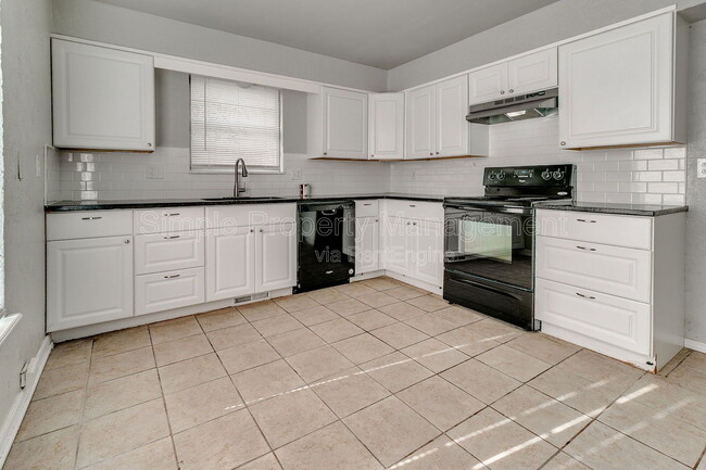 Building Photo - 820 NE 81st St