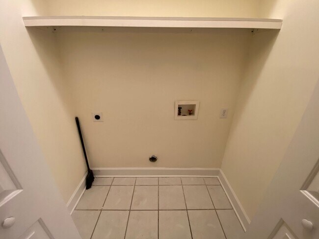 Building Photo - Pristine move in ready Condo located in He...