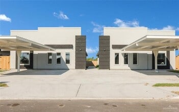 Building Photo - 11 E 13th St