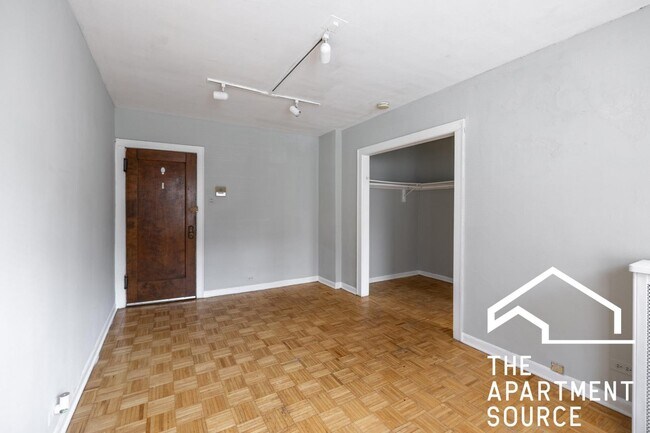Building Photo - 739 W Belmont Ave