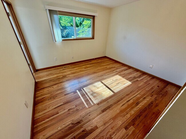 Building Photo - Spacious, Remodeled 5bd/3bath Cherry Park Home with Large Fenced Garden and Finished Basement