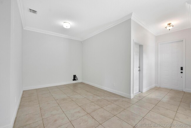 Building Photo - 3505 Lakeside Dr