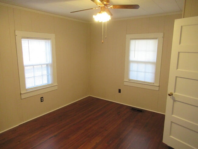 Building Photo - Charming 2-Bedroom Home Near Downtown Linc...
