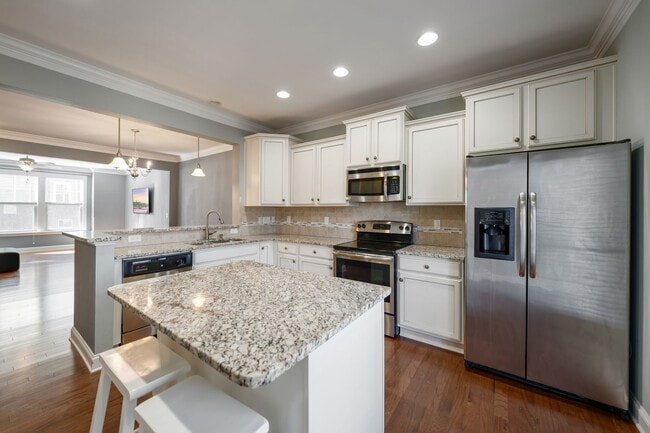 Building Photo - Gorgeous 3-Bed, 3.5-Ba Townhouse w/ First floor Bedroom in Downtown Apex