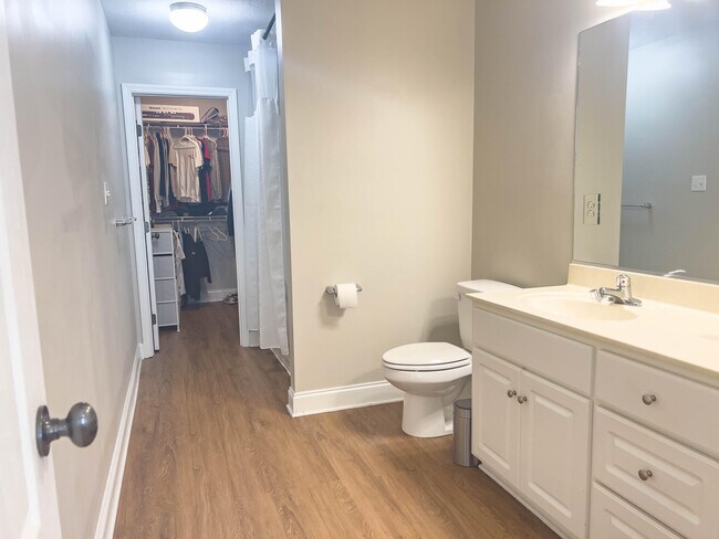 Building Photo - 843 Landing Dr