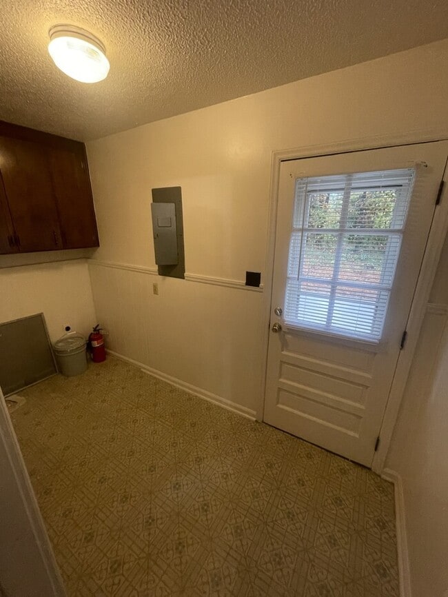 Building Photo - 3 bd 2 ba Ranch