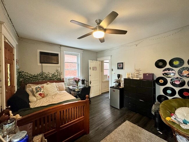 Building Photo - 5 bed/2 bath Mins. from UC Campus for Only...
