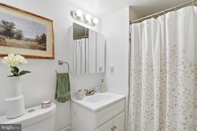 Building Photo - 510 Moat Way