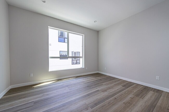Building Photo - Stunning 4-bedroom, 4-bathroom tri-level t...