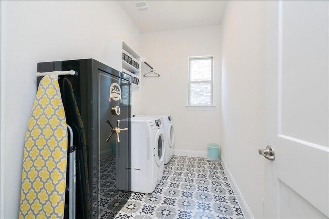 Building Photo - 5713 Fresno Ave