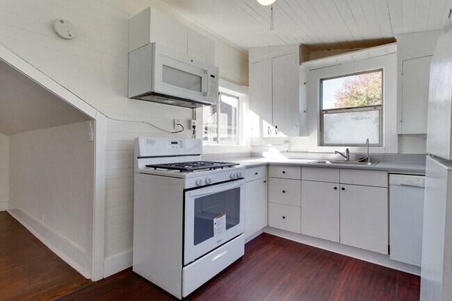 Building Photo - 1913 SE Stark St