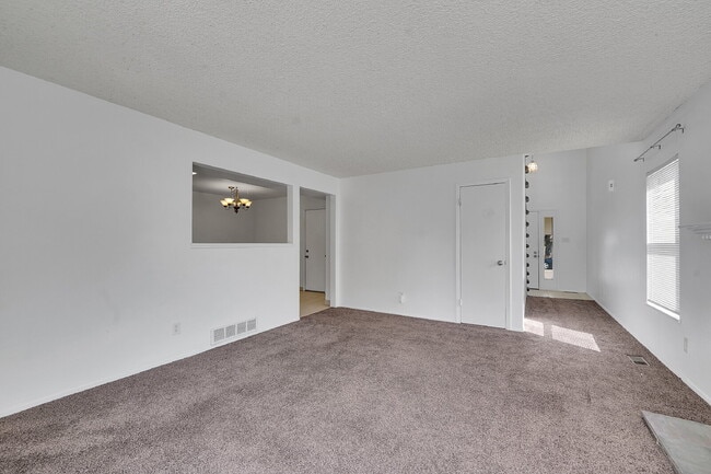 Building Photo - $2,200 - 3 Bed 3 Bath Home with 2 Primary ...