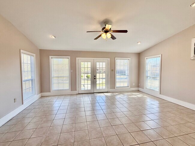 Building Photo - 2946 Madeira Dr