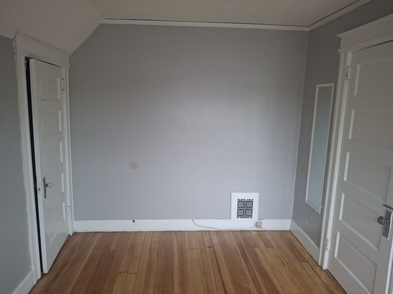 Small bedroom - 422 Prospect Ave