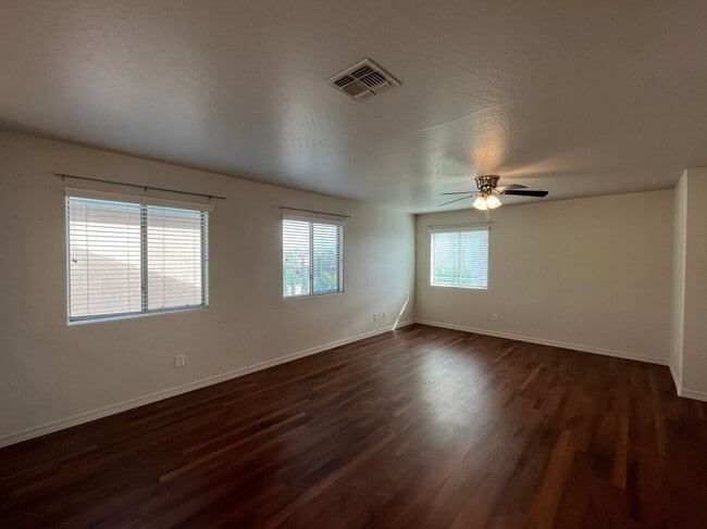 Building Photo - 4 Bedroom Home with Loft in Stonefield Com...