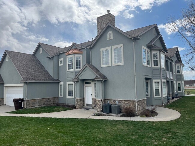 Building Photo - 966 Courtyard Ln E