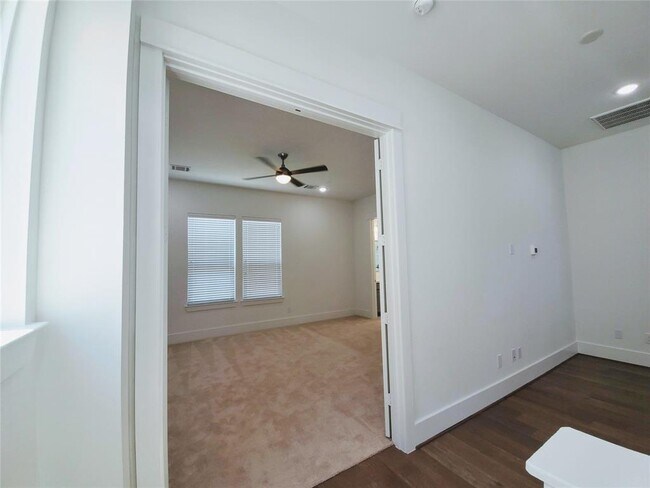 Building Photo - 311 Cyclamen St