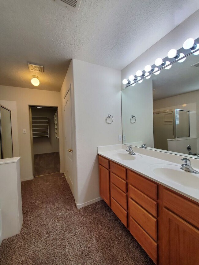 Building Photo - 3 Bedroom 2.5 Bathroom