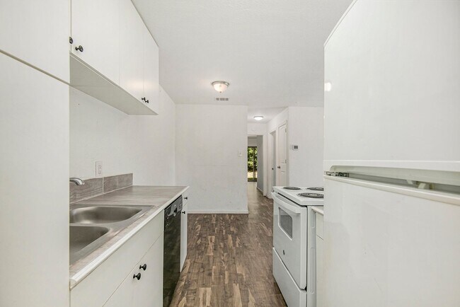 Building Photo - This charming 2-bedroom, 2-bathroom duplex is nestled in the desirable Lake Worth region of Fort ...