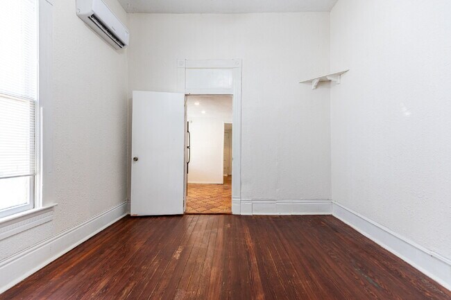 Building Photo - 426 W Woodlawn Ave