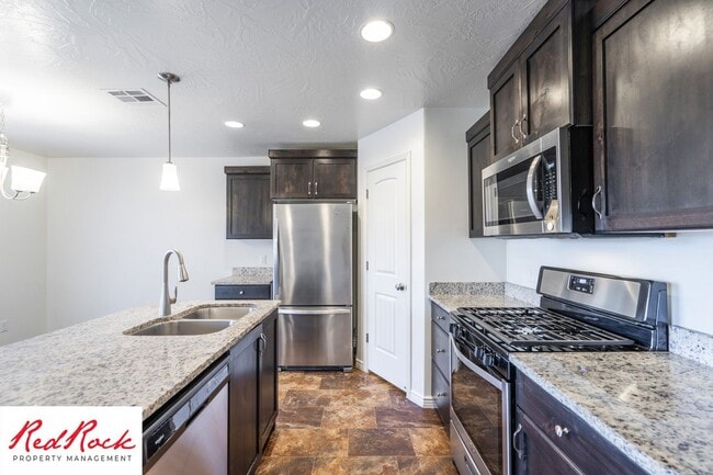 Building Photo - End Unit Fossil Hills Townhome with 3 Beds and 2.5 Baths