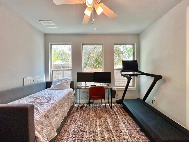 Building Photo - 930 E 54th St