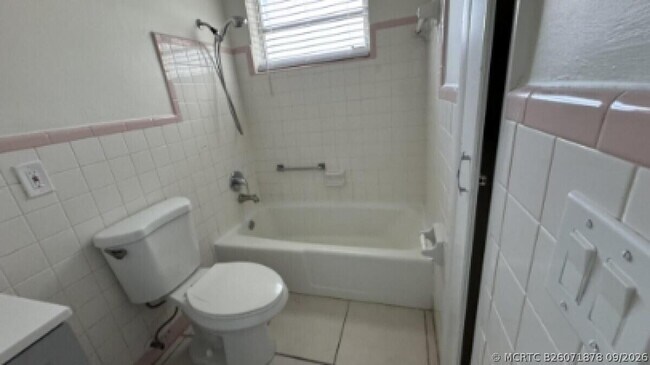 Building Photo - 842 S 63rd Ave