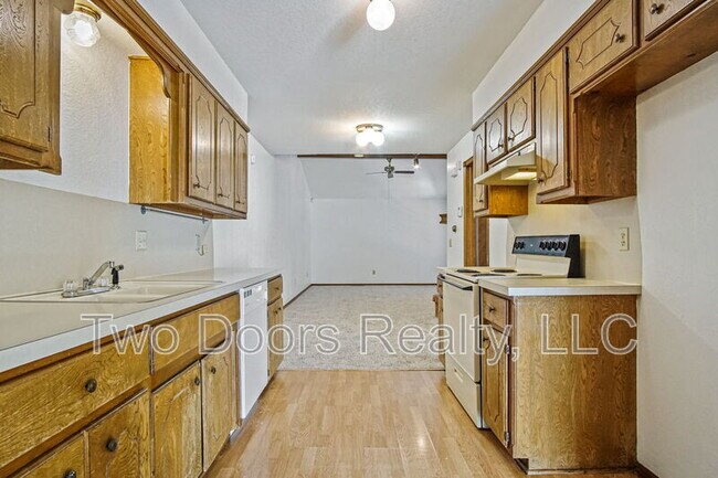 Building Photo - 8910 Oak Valley Dr