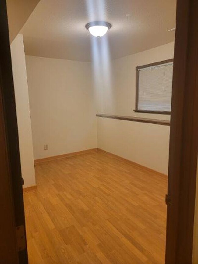 Building Photo - Classic North Tacoma 4 Bedroom Tri-Level with Peak a Boo View!