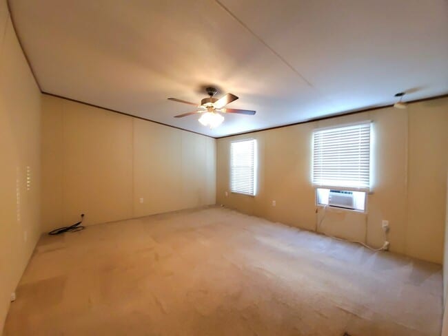 Building Photo - Spacious 4 bedroom with 3 FULL bathrooms n...