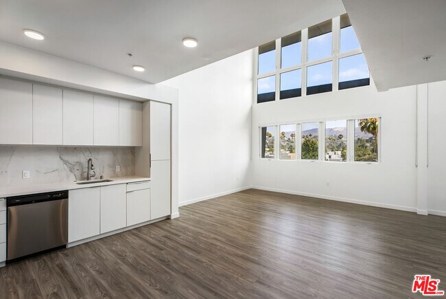 Building Photo - 5750 Hollywood Blvd