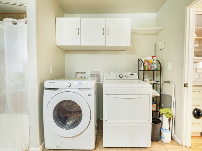 Building Photo - 1936 Crestview Dr