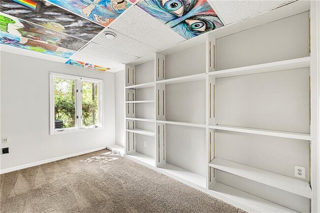 Building Photo - 302 S River Farm Dr