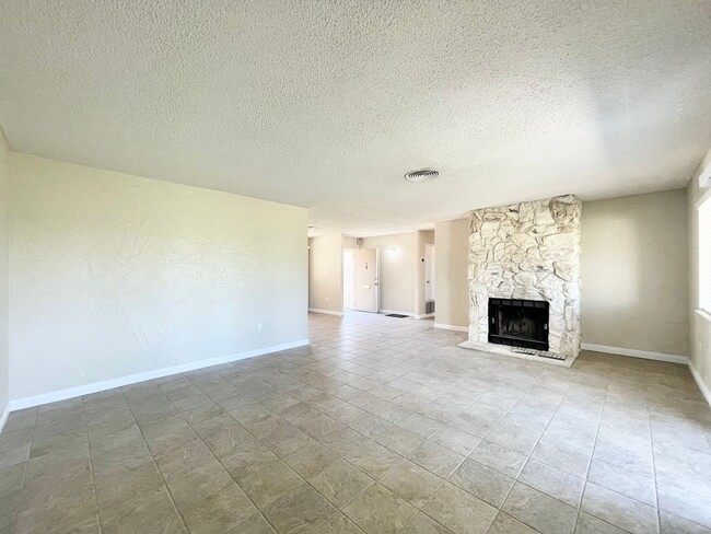 Building Photo - COMING SOON! 2 Bed 2 Bath condo in Palm De...