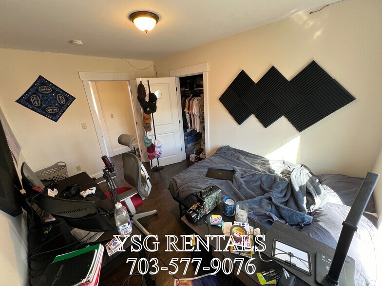 Building Photo - 4 Romar Ter