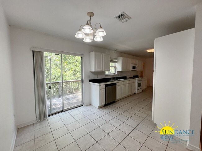 Building Photo - Crestview Home with Beautiful NEW back deck!