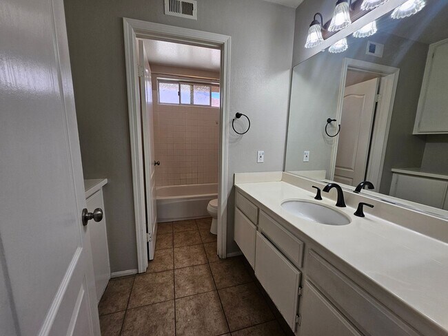 Building Photo - New Listing!